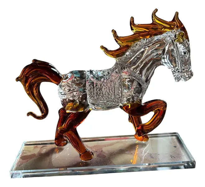 Foto de um(a) Antiga Escultura Decorativa De Cavalo Em Cristal Lapidado, da categoria de Escultura. Antiga escultura decorativa de cavalo em movimento. Peça em cristal lapidado. Perfeito! Muito decorativo Medidas 13x15cm. Vendido no marketplace Trésors.