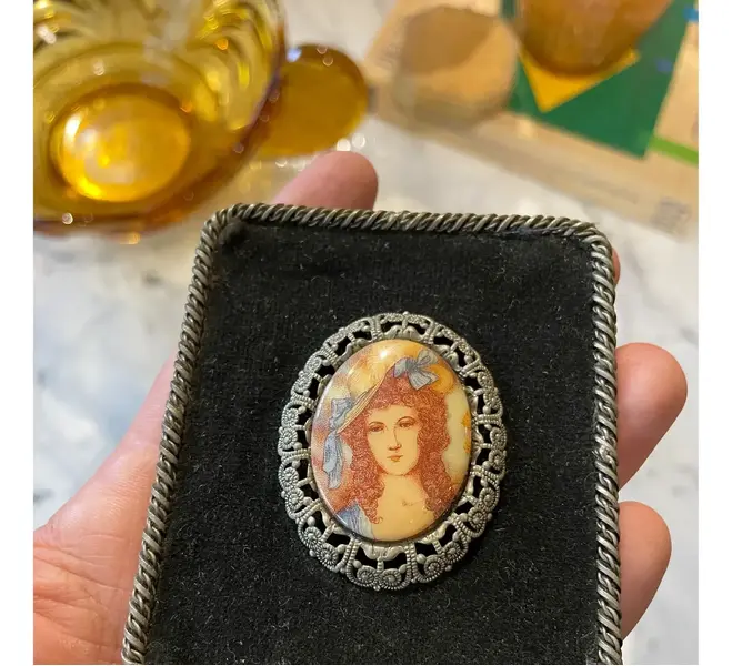 Foto de um(a) Antigos Camafeus Mini Portrait Quadrinhos Italianos Damas, da categoria de Outros objetos decorativos. Lindos e delicados, moldura em prata, veludo e placa de porcelana. Franceses. Mede: 9 x 8cm cada. Mostrado de uma perspectiva diferente. Vendido no marketplace Trésors.