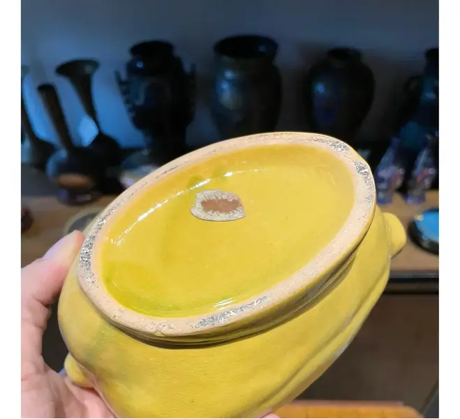 Foto de um(a) Antiga Caixa Pote Biscoiteira Mamão Em Cerâmica Majolica, da categoria de Garrafas, potes e jarros. Eu amo essas frutas, são super decorativas. Caixa/pote no formato de mamão. Mede: 13 x 20cm. Mostrado de uma perspectiva diferente. Vendido no marketplace Trésors.