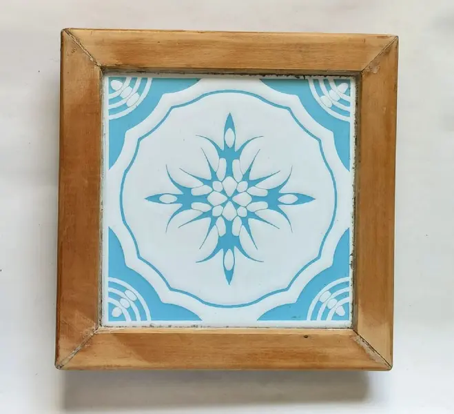 Foto de um(a) Descansa Panelas Azulejo anos 80, da categoria de Apoio de panela. Descansa panelas com azulejo azul claro e branco, moldura e pézinhos em madeira clara, década de 1980. Mede: 20 x 20 x 3,5... Mostrado de uma perspectiva diferente. Vendido no marketplace Trésors.