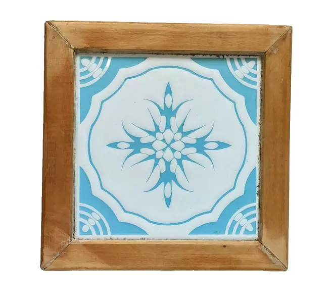 Foto de um(a) Descansa Panelas Azulejo anos 80, da categoria de Apoio de panela. Descansa panelas com azulejo azul claro e branco, moldura e pézinhos em madeira clara, década de 1980. Mede: 20 x 20 x 3,5... Vendido no marketplace Trésors.