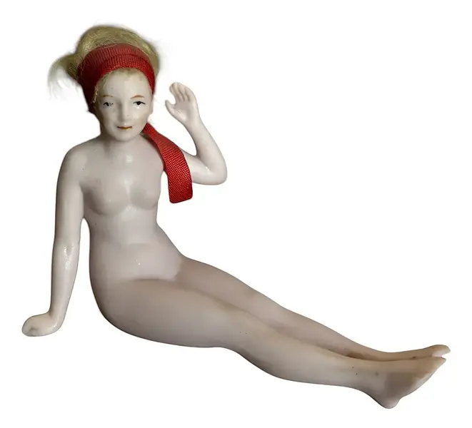 Foto de um(a) Antiga Rara Escultura Erótica Feminina Banhista Biscuit, da categoria de Escultura. Antiga e rara banhista, pequena escultura erótica feminina em Biscuit alemão, peça artística, feita à mão. Início do século... Vendido no marketplace Trésors.