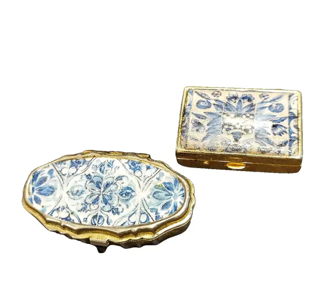 Foto de um(a) Combo Caixinhas de Metal Azulejo Português, da categoria de Cestos e Caixas. Combo de duas caixas de metal com estampa de azulejos portugueses: uma porta comprimidos e outra caixa de costura, década de... Vendido no marketplace Trésors.