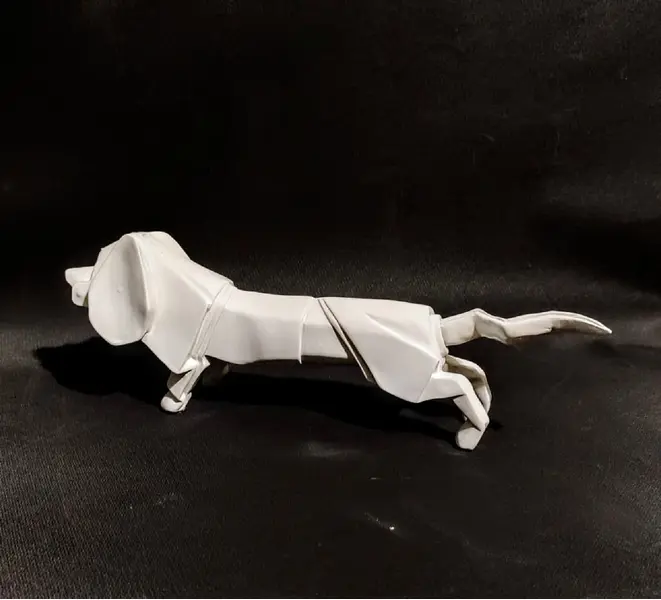Foto de um(a) Cachorro Origami Anos 2000, da categoria de Modelos e estatuetas. Cachorro em resina na cor branca, inspirado nos origamis de papel, peça dos anos 2000.A: 9 cm / P: 6 cm / L: 26,5 cmPeso:... Mostrado de uma perspectiva diferente. Vendido no marketplace Trésors.