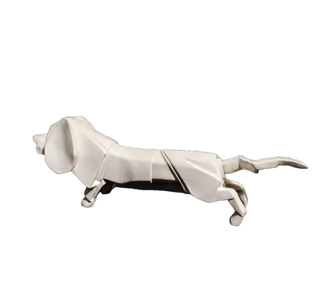 Foto de um(a) Cachorro Origami Anos 2000, da categoria de Modelos e estatuetas. Cachorro em resina na cor branca, inspirado nos origamis de papel, peça dos anos 2000.A: 9 cm / P: 6 cm / L: 26,5 cmPeso:... Vendido no marketplace Trésors.