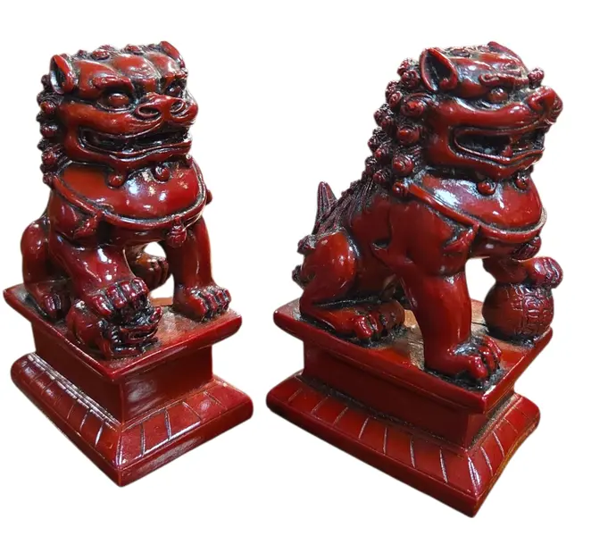 Foto de um(a) Par de Cães de Fó em Resina - Leões Guardiões Chineses, da categoria de Outros colecionáveis. Imponente par de Cães de Fo em tom vermelho profundo, emulando a tradicional técnica oriental de escultura em cinábrio.... Mostrado de uma perspectiva diferente. Vendido no marketplace Trésors.