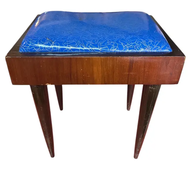 Foto de um(a) Banqueta Pé Palito Anos 50, da categoria de Banquetas. Reviva a era de ouro do design com esta banqueta icônica dos anos 50! Com os clássicos pés palito cônicos e um tampo de... Mostrado de uma perspectiva diferente. Vendido no marketplace Trésors.