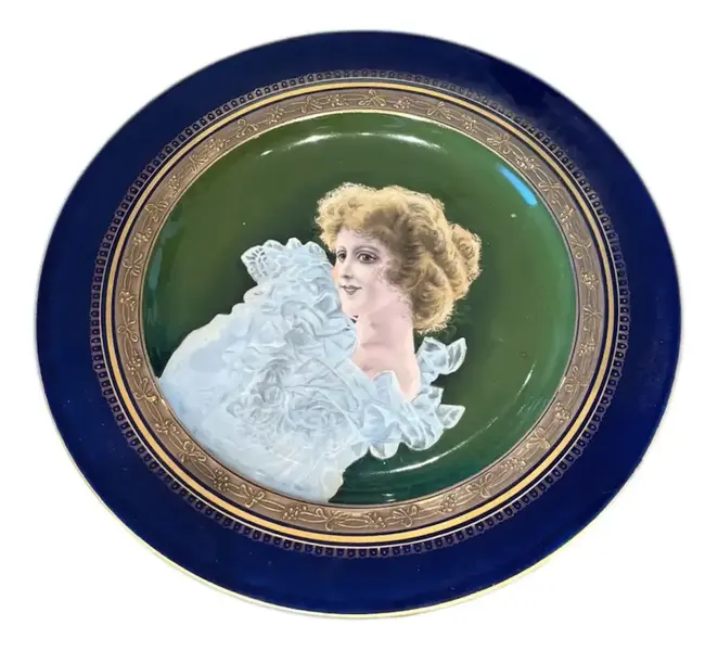 Foto de um(a) Antigo Prato Art Nouveau Rosto Dama Porcelana Limoges Azul, da categoria de Pratos Decorativos. Antigo prato artístico em porcelana francesa, cor azul cobalto. Pintado à mão. Original do início do século XX.Medida 24cm. Vendido no marketplace Trésors.