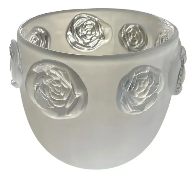Foto de um(a) Antigo Vaso Cachepô Centro De Mesa Cristal Satiné Art Deco, da categoria de Cachepot. Antigo vaso cachepô ou centro de mesa em cristal francês satiné, ricamente lapidado à mão com flores em alto relevo. Peça... Vendido no marketplace Trésors.