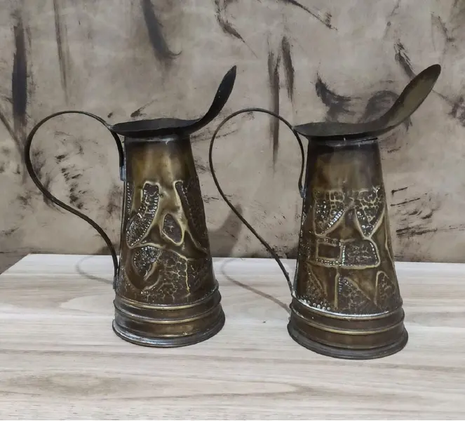 Foto de um(a) Jarras Latão 40'S, da categoria de Garrafas, potes e jarros. Par de jarras em latão com desenhos em relevo, década de 1940. A: 18,5 cm (com o bico)Diâmetro da boca: 7 cm / Diâmetro da... Mostrado de uma perspectiva diferente. Vendido no marketplace Trésors.