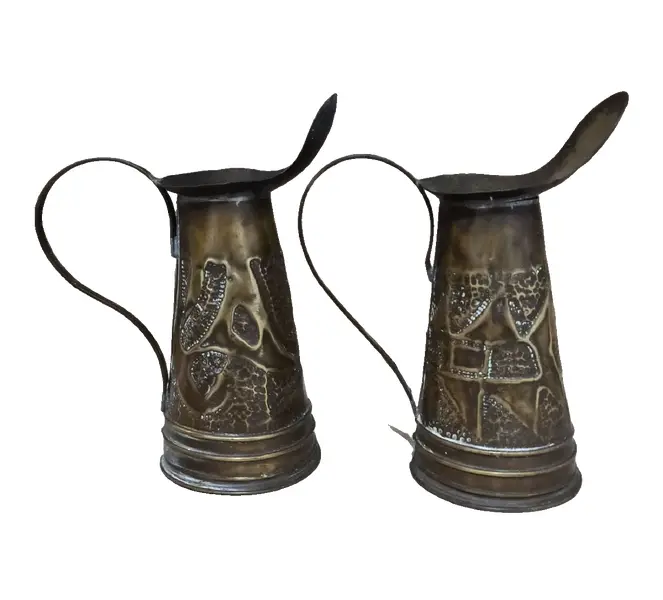 Foto de um(a) Jarras Latão 40'S, da categoria de Garrafas, potes e jarros. Par de jarras em latão com desenhos em relevo, década de 1940. A: 18,5 cm (com o bico)Diâmetro da boca: 7 cm / Diâmetro da... Vendido no marketplace Trésors.