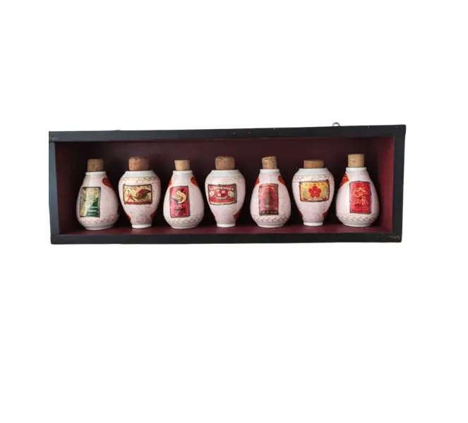Foto de um(a) Caixa Chinesa com 07 potes Decorativos e Colecionáveis, da categoria de Outros objetos decorativos. Caixa decorativa para cozinha em madeira e 7 potes chineses em porcelana policromada, com vidro fixo. A: 16 cm / L: 50 cm /... Vendido no marketplace Trésors.
