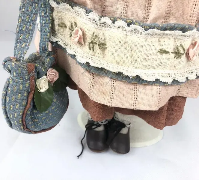Foto de um(a) Boneca em biscuit, da categoria de Bonecas. BONECA BISCUIT COM VESTIDO EM POLICROMIA, INCLUINDO CHAPÉU E SAPATOS. ACOMPANHA UMA BOLSA E UM APOIO. EM BOM ESTADO DE... Mostrado de uma perspectiva diferente. Vendido no marketplace Trésors.