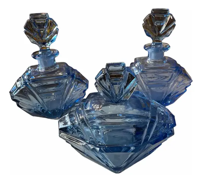 Foto de um(a) Antigo Perfumeiro Coleção Conjunto Toilette Cristal Art Deco, da categoria de Perfumeiros. Antigo e finíssimo conjunto de toucador para toilette composto por dois perfumeiros e uma caixa/porta joias.Cristal tcheco... Vendido no marketplace Trésors.