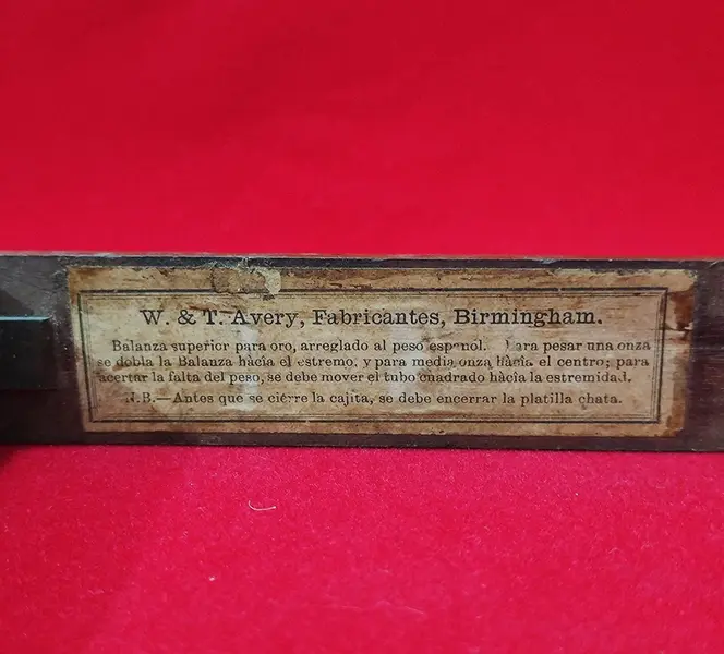 Foto de um(a) Balança de Garimpo, W e T Fabricantes, Birmingham, Fim do Século XIX, da categoria de Outros objetos científicos. Colecionável balança de garimpo para pesar pepitas de ouro: estojo original em madeira, com veludo no fundo, aparelho em... Mostrado de uma perspectiva diferente. Vendido no marketplace Trésors.