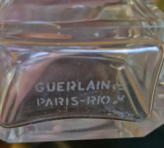 Foto de um(a) Coleção de raros frascos de perfumes franceses, da categoria de Garrafas, potes e jarros. Belíssima coleção de frascos de perfumes franceses (vazios). Sendo 4 de vidro transparente e 1 de cristal âmbar. Marca... Mostrado de uma perspectiva diferente. Vendido no marketplace Trésors.