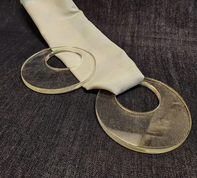 Foto de um(a) Par de Argolas em Acrílico Transparente, Puxadores de Cortina, Década de 1970, da categoria de Anéis e cornijas para cortinas. Par de argolas em acrílico transparente usadas como puxadores de cortinas, decada de 1970. Diâmetro: 14 cm / Espessura: 1 cm... Mostrado de uma perspectiva diferente. Vendido no marketplace Trésors.