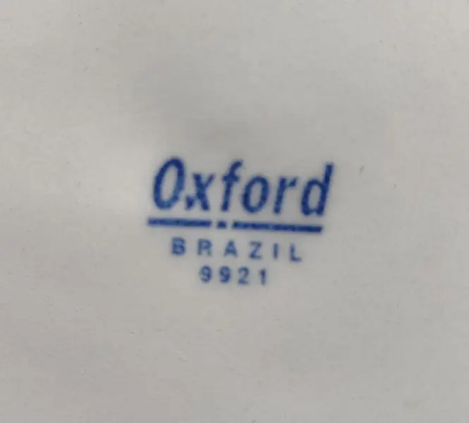 Foto de um(a) Pratos Cerâmica Oxford, Década de 2000, da categoria de Pratos Decorativos. Dois pratos rasos de cerâmica oxford dos anos 2000 com decoupage espanholas de um galo e outro de cervo, com suporte para... Mostrado de uma perspectiva diferente. Vendido no marketplace Trésors.