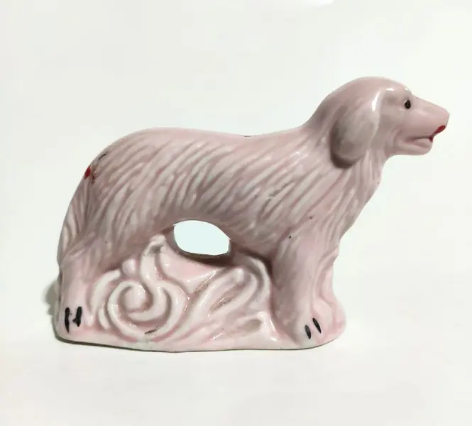 Foto de um(a) Bibelô Collie Anos 40, da categoria de Modelos e estatuetas. Miniatura em porcelana na cor rosa, o clássico bibelô dos anos 1940 A: 8 cm P: 4 cm L: 11 cmPeso: 158 g. Mostrado de uma perspectiva diferente. Vendido no marketplace Trésors.