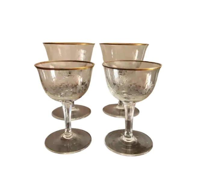 Foto de um(a) Antigo Conjunto 4 Cálices Cristal Europeu Lapidado À Mão, da categoria de Taças. Conjunto com 4 cálices de 2 tamanhos diferentes, em fino cristal europeu, bordas com filetes de ouro. Cada peça é lapidada à... Vendido no marketplace Trésors.