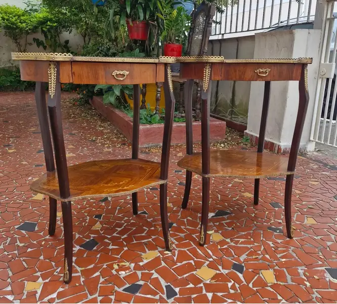Foto de um(a) Mesa lateral em madeira nobre, da categoria de Mesas laterais. Belissimas mesinhas laterais em madeira nobre, estilo francês Luiz XV, com 2 estágios, pernas recurvas terminadas em bronze,... Mostrado de uma perspectiva diferente. Vendido no marketplace Trésors.
