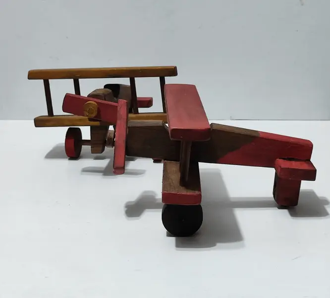 Foto de um(a) Aviões Biplano em Madeira, Década de 2000, da categoria de Modelos e estatuetas. Dois aviões biplano em madeira na cor amarela e vermelha, década de 2000 A: 15cm L: 16,5cm P: 18cm peso: 400g. Mostrado de uma perspectiva diferente. Vendido no marketplace Trésors.