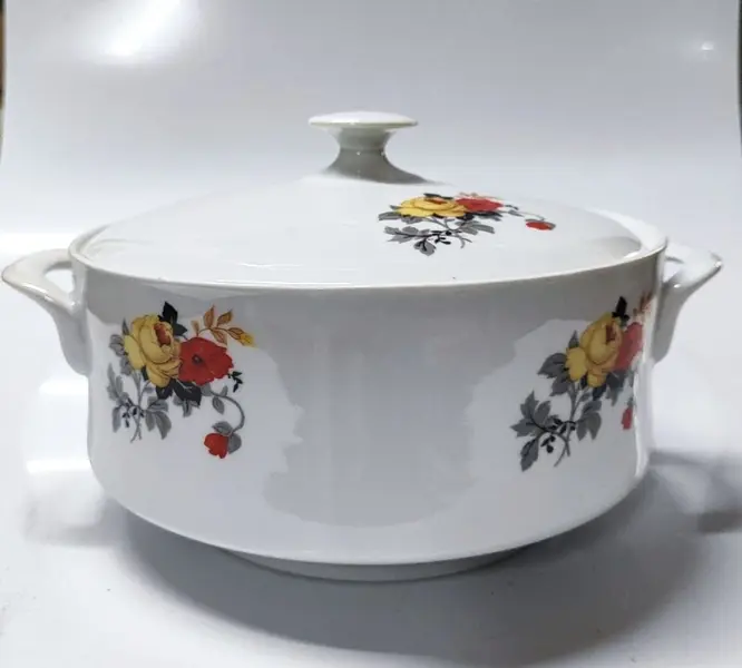 Foto de um(a) Sopeira em Porcelana Branca com Policromia Floral, Fabricante Srs, Década de 1960, da categoria de Terrinas de sopa. Sopeira em porcelana branca com policromia floral típica dos anos 1960, alças lisas e tampa com puxador e abertura para a... Mostrado de uma perspectiva diferente. Vendido no marketplace Trésors.