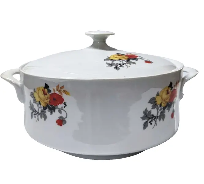 Foto de um(a) Sopeira em Porcelana Branca com Policromia Floral, Fabricante Srs, Década de 1960, da categoria de Terrinas de sopa. Sopeira em porcelana branca com policromia floral típica dos anos 1960, alças lisas e tampa com puxador e abertura para a... Vendido no marketplace Trésors.