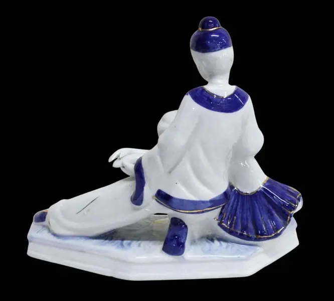Foto de um(a) Escultura de casal bailarinos, da categoria de Escultura. Escultura de casal representando bailarinos em pose de dança com pintura manual na tonalidade azul cobalto e dourado. Peça... Mostrado de uma perspectiva diferente. Vendido no marketplace Trésors.