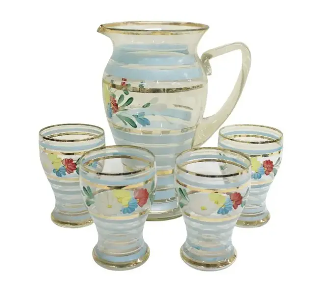 Foto de um(a) Conjunto jarra e 04 copos anos 50/60, da categoria de Jogos de taças e copos. Original conjunto de jarra e quatro copos anos 50/60, com decoração floral em policromia pintado à mão e filetes dourados.... Mostrado de uma perspectiva diferente. Vendido no marketplace Trésors.