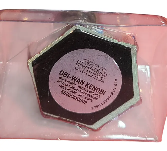 Foto de um(a) Estátua Obi-Wan Kenobi (Old Ben) Star Wars - Peça de Xadrez Colecionável (Cavaleiro Branco) - Pintado à Mão, da categoria de Figuras de ação. Adicione a sabedoria do lendário "Old Ben" à sua coleção com esta figura detalhada de Obi-Wan Kenobi. Esta peça faz parte da... Mostrado de uma perspectiva diferente. Vendido no marketplace Trésors.