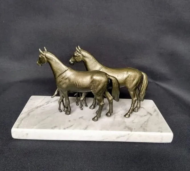 Foto de um(a) Escultura Equina, da categoria de Escultura. Escultura equina em antimônio com pátina bronze, década de 1940, com base em mármore carrara. Restauro pelo designer... Mostrado de uma perspectiva diferente. Vendido no marketplace Trésors.