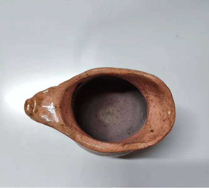 Foto de um(a) Jarra em Cerâmica Vitrificada, Década de 1980, da categoria de Jarros. Jarra de cerâmica vitrificada e craquelada, na cor ros, década de 1980. A: 15 cm / L: 17,5 cm / P: 12 cmPeso: 1,2kg. Mostrado de uma perspectiva diferente. Vendido no marketplace Trésors.