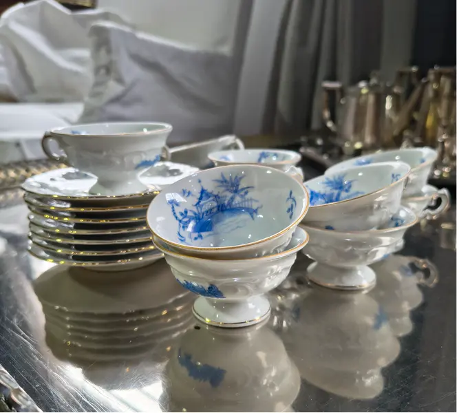 Foto de um(a) Jogo de Xícaras Antigo Porcelana Polonesa KPM - Padrão China Blau, da categoria de Conjuntos de café e chá. Raro e sofisticado conjunto antigo de xícaras de café/chá em legítima porcelana polonesa KPM. O modelo exibe o icônico... Mostrado de uma perspectiva diferente. Vendido no marketplace Trésors.