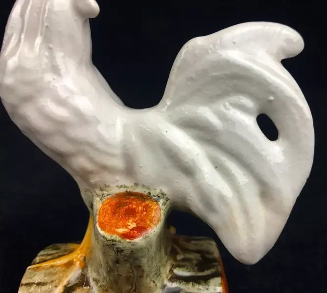 Foto de um(a) Escultura de galo em porcelana, da categoria de Escultura. Galo em porcelana com manufatura portuguesa em policromia pintado a mão. Em bom estado de conservação. Mostrado de uma perspectiva diferente. Vendido no marketplace Trésors.