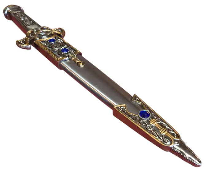 Foto de um(a) Adaga Decorativa de Fantasia com Bainha – Detalhes em Relevo e Cristais Sintéticos Azuis, da categoria de Facas. Adaga decorativa com design inspirado na fantasia épica, apresentando um acabamento refinado em tons de prata e ouro... Mostrado de uma perspectiva diferente. Vendido no marketplace Trésors.