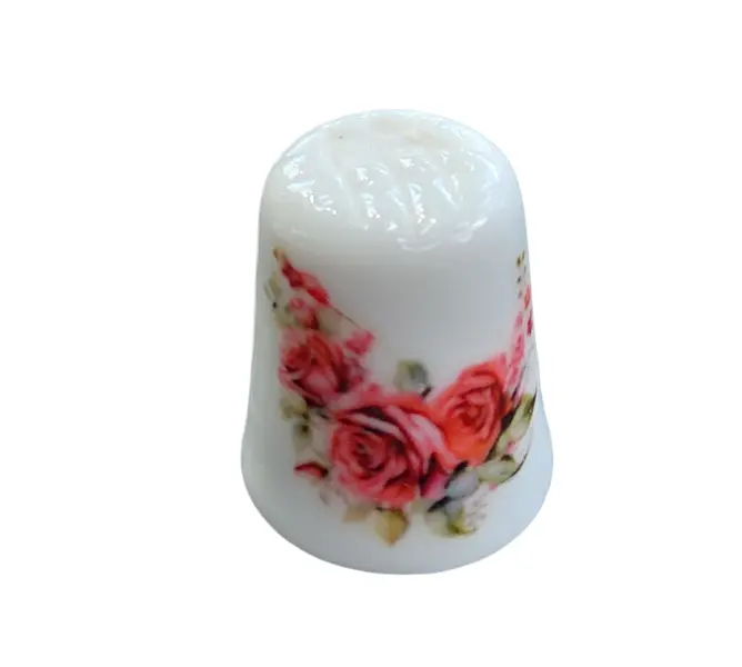 Foto de um(a) Dedal de Coleção em Porcelana – Floral Rosas Vermelhas, da categoria de Outros colecionáveis. Este delicado dedal em porcelana é uma peça clássica de colecionismo, unindo funcionalidade e estética romântica. Com um... Mostrado de uma perspectiva diferente. Vendido no marketplace Trésors.