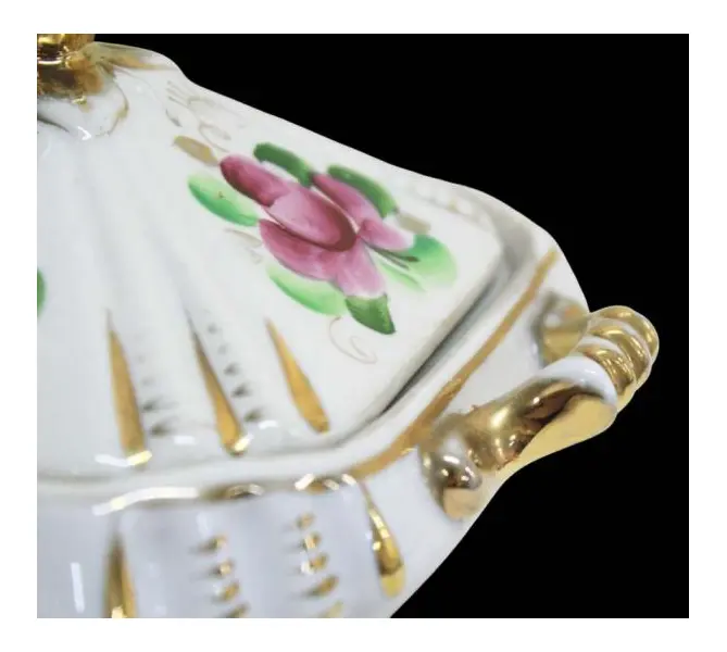 Foto de um(a) Caixa em porcelana, da categoria de Cestos e Caixas. Delicada caixa quadrada em porcelana branca, alças laterais, e rico trabalho de flores pintadas à mão em policromia e farta... Mostrado de uma perspectiva diferente. Vendido no marketplace Trésors.