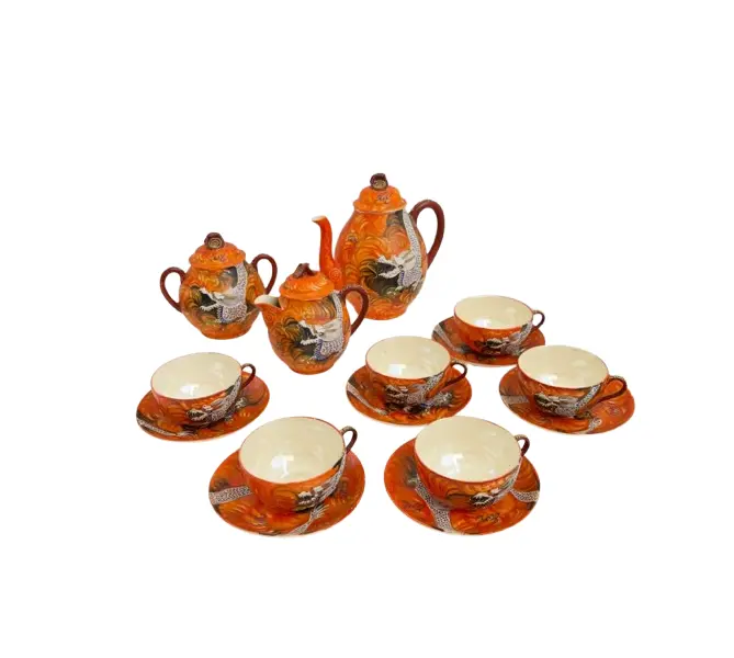 Foto de um(a) ​Jogo de chá centenário em porcelana japonesa pintada a mão, da categoria de Conjuntos de café e chá. Jogo de chá centenário em porcelana japonesa pintada a mão. Composto por um bule, uma cremeira, um açucareiro e seis xícaras... Vendido no marketplace Trésors.