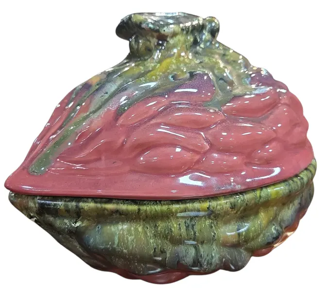 Foto de um(a) Antiga Bomboniere Cerâmica Weiss – Formato de Noz com Inseto, da categoria de Garrafas, potes e jarros. Rara e excêntrica bomboniere em cerâmica esmaltada, produzida pela renomada Cerâmica Weiss. Uma peça de colecionismo que... Vendido no marketplace Trésors.