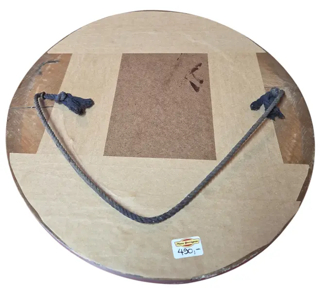 Foto de um(a) Espelho Oval Vintage com Moldura em Madeira Trabalhada, da categoria de Espelhos. Adicione um toque de história e elegância clássica ao seu ambiente com este Espelho Oval Vintage. Ideal para decorações que... Mostrado de uma perspectiva diferente. Vendido no marketplace Trésors.