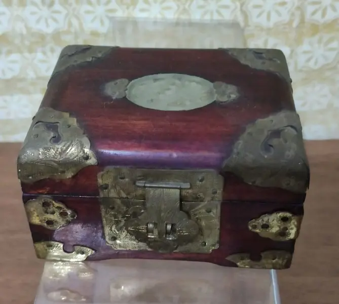 Foto de um(a) Caixa Porta Jóias Chinesa Anos 80, da categoria de Porta-Jóias. Caixa de jóias chinesa em madeira lacada com adereços em latão e madrepérola, forrada com seda vermelha, década de 1980 A:... Mostrado de uma perspectiva diferente. Vendido no marketplace Trésors.