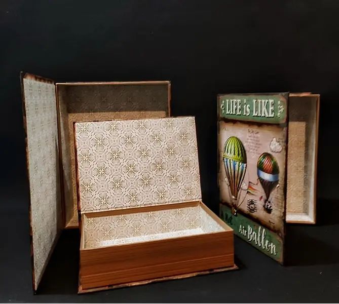 Foto de um(a) Caixas Livros 90'S, da categoria de Cestos e Caixas. Três livros caixa com motivo de balões, em papel cartonado, década de 1990 medidas: Grande 29 cm x 22 x 8cm Médio 26 x 19 x... Mostrado de uma perspectiva diferente. Vendido no marketplace Trésors.