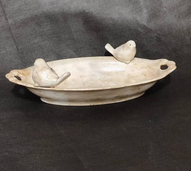 Foto de um(a) Prato de Porcelana com Pássaros, Década de 1940, da categoria de Pratos Decorativos. Prato de porcelana com dois pássaros na borda, craquelado e com marcas de uso que o deixou único, década de 1940. A: 4 cm /... Mostrado de uma perspectiva diferente. Vendido no marketplace Trésors.