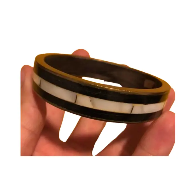 Foto de um(a) Antiga Pulseira Bracelete Com Bronze E Madrepérola Feita Mão (Usado), da categoria de Outros colecionáveis. Pulseira italiana. Década de 1980 7,5 cm. Vendido no marketplace Trésors.