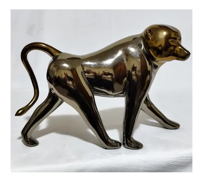 Foto de um(a) Grande escultura decorativo de babuíno, da categoria de Escultura. Grande escultura decorativo de babuíno em material rígido em tons dourado e fumê. Medidas 21 cm alt. X 27 cm compr. Mostrado de uma perspectiva diferente. Vendido no marketplace Trésors.