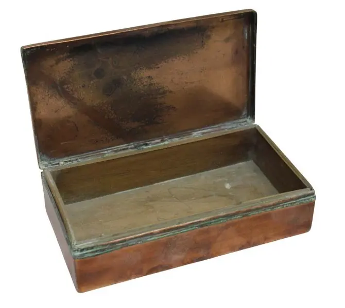 Foto de um(a) Porta joia em cobre, da categoria de Porta-Jóias. Caixa porta joia em cobre, parte interna em madeira. Peça de origem chilena como inscrição na base. Medidas 4,5A X 16C X... Mostrado de uma perspectiva diferente. Vendido no marketplace Trésors.