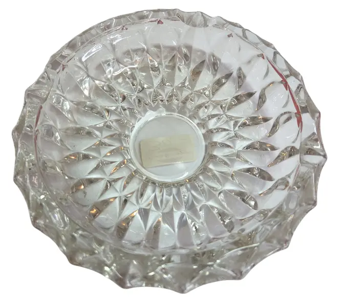 Foto de um(a) Cinzeiro Cristal Margot, da categoria de Cinzeiros. O ápice da elegância funcional. Este cinzeiro é esculpido em cristal de alta transparência, apresentando lapidações... Mostrado de uma perspectiva diferente. Vendido no marketplace Trésors.