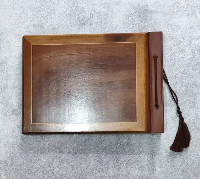 Foto de um(a) Álbum de Fotografias com Marchetaria, Década de 1950, da categoria de Álbuns e álbuns de fotografia. Álbum de fotografias com capa e contra capa com marchetaria dos anos 1950. Com 22 folhas cartonadas intercalando com papel... Mostrado de uma perspectiva diferente. Vendido no marketplace Trésors.