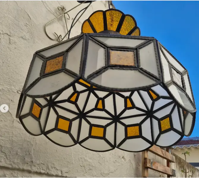 Foto de um(a) ​Lustre pendente antigo em estilo Tiffany, da categoria de Lustres. Lustre pendente antigo em estilo Tiffany, fabricado originalmente entre as décadas de 1960 e 1970.Ele se destaca por sua... Mostrado de uma perspectiva diferente. Vendido no marketplace Trésors.